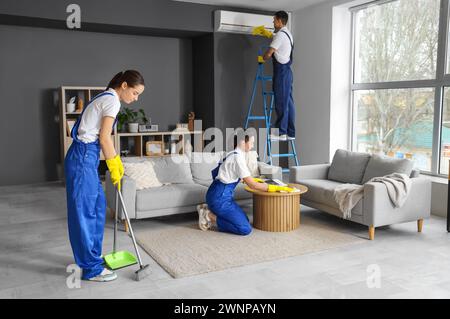 Junge Hausmeister putzen im Zimmer Stockfoto