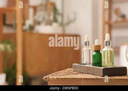 Kosmetikflaschen auf dem Tisch im Badezimmer, Nahaufnahme Stockfoto