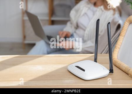 Moderner wlan-Router im Regal im Zimmer, Nahaufnahme Stockfoto