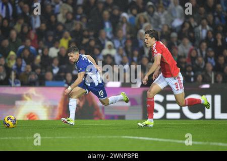 Porto, Portugal. März 2024. Das Dragao-Stadion, Primeira Liga 2023/2024, FC Porto gegen Benfica; Francisco Conceicao vom FC Porto kämpft 2023/2024 am 3. März im Dragao-Stadion in Porto gegen Alvaro Carreras aus Benfica um den Possesball. Foto: Daniel Castro/DiaEsportivo/Alamy Live News Credit: DiaEsportivo/Alamy Live News Stockfoto