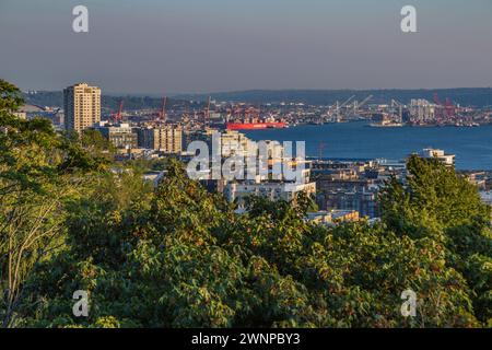 Blick auf den Schiffshafen in Seattle, Washington vom Kerry Park aus Stockfoto