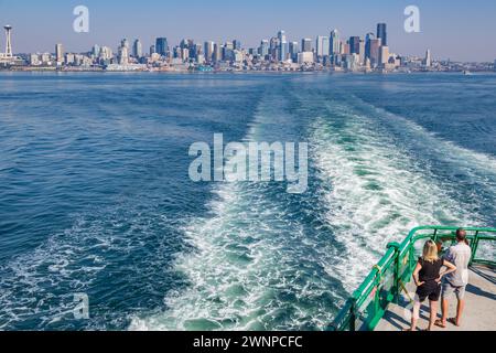 Fährpassagiere mit Blick auf die Skyline von Seattle, Washington Stockfoto