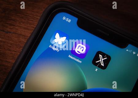 Vancouver, KANADA - 28. Februar 2024 : Bluesky, Mastodon App und X App Symbole auf einem iPhone Bildschirm. Dezentralisiertes Social Networking Services-Konzept Stockfoto
