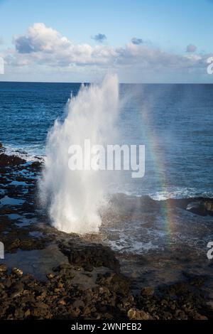 Spouting Horn ist eine Lavaröhre, in der Wasser hineindringt und hoch in die Luft spritzt, während ein lautes „Rauschen“ Geräusch erzeugt wird. Stockfoto