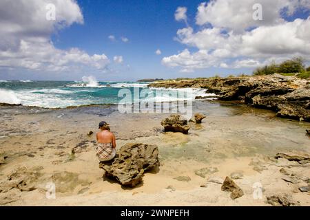 Eine Frau genießt die Einsamkeit einer Bucht in der Nähe von Kamala Point auf der Südküste von Poipu auf der Insel Kauai in Hawaii Stockfoto