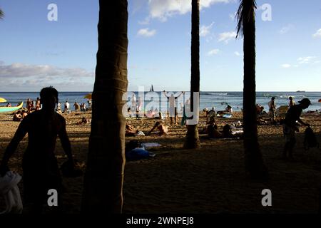 Honolulu, HI, 18. Juli 2007: Strandbesucher genießen Waikiki Beach am Ende des Tages. (Foto: Todd Bigelow/Aurora) Stockfoto