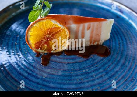 Dessert, Käsekuchen mit Beerensauce und grüner Minze Stockfoto