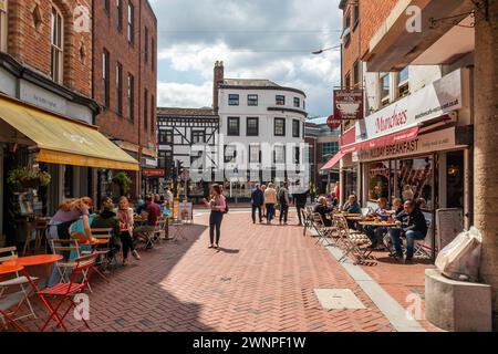 Die Leute saßen vor Cafés im Buttermarkt, Reading, Berkshire, England, Großbritannien Stockfoto