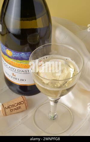 Turin, Piemont, Italien. -01-12-2023- Flasche und Glas süßen Sekt Moscato d'Asti. Stockfoto