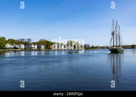 Mystic Connecticut ist ein kleines Dorf am Meer in Hollywood mit einer funktionierenden Zugbrücke, die Mystic River Bascule Bridge, die sich erhebt, um Boote passieren zu lassen Stockfoto