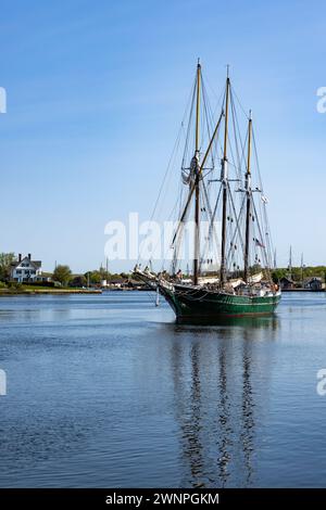 Mystic Connecticut ist ein kleines Dorf am Meer in Hollywood mit einer funktionierenden Zugbrücke, die Mystic River Bascule Bridge, die sich erhebt, um Boote passieren zu lassen Stockfoto