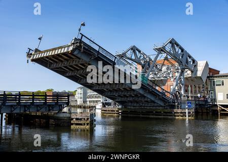 Mystic Connecticut ist ein kleines Dorf am Meer in Hollywood mit einer funktionierenden Zugbrücke, die Mystic River Bascule Bridge, die sich erhebt, um Boote passieren zu lassen Stockfoto