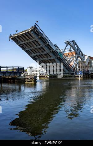 Mystic Connecticut ist ein kleines Dorf am Meer in Hollywood mit einer funktionierenden Zugbrücke, die Mystic River Bascule Bridge, die sich erhebt, um Boote passieren zu lassen Stockfoto