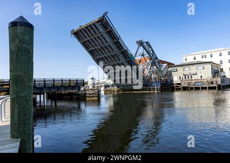 Mystic Connecticut ist ein kleines Dorf am Meer in Hollywood mit einer funktionierenden Zugbrücke, die Mystic River Bascule Bridge, die sich erhebt, um Boote passieren zu lassen Stockfoto