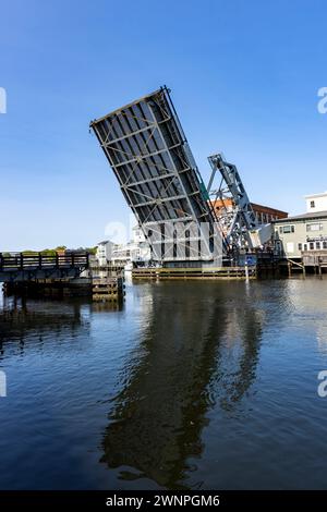 Mystic Connecticut ist ein kleines Dorf am Meer in Hollywood mit einer funktionierenden Zugbrücke, die Mystic River Bascule Bridge, die sich erhebt, um Boote passieren zu lassen Stockfoto