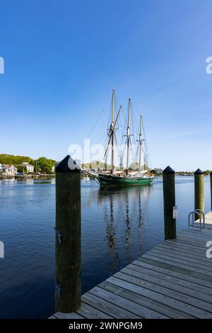 Mystic Connecticut ist ein kleines Dorf am Meer in Hollywood mit einer funktionierenden Zugbrücke, die Mystic River Bascule Bridge, die sich erhebt, um Boote passieren zu lassen Stockfoto