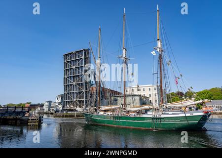 Mystic Connecticut ist ein kleines Dorf am Meer in Hollywood mit einer funktionierenden Zugbrücke, die Mystic River Bascule Bridge, die sich erhebt, um Boote passieren zu lassen Stockfoto