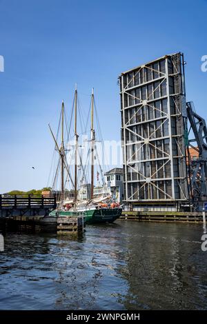 Mystic Connecticut ist ein kleines Dorf am Meer in Hollywood mit einer funktionierenden Zugbrücke, die Mystic River Bascule Bridge, die sich erhebt, um Boote passieren zu lassen Stockfoto