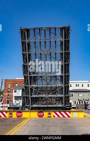 Mystic Connecticut ist ein kleines Dorf am Meer in Hollywood mit einer funktionierenden Zugbrücke, die Mystic River Bascule Bridge, die sich erhebt, um Boote passieren zu lassen Stockfoto