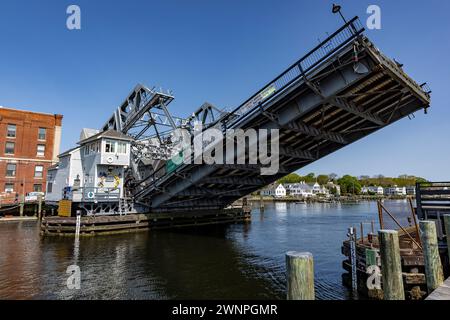 Mystic Connecticut ist ein kleines Dorf am Meer in Hollywood mit einer funktionierenden Zugbrücke, die Mystic River Bascule Bridge, die sich erhebt, um Boote passieren zu lassen Stockfoto
