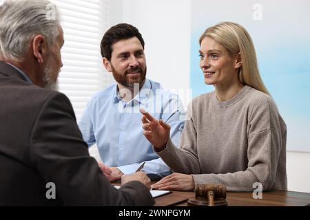 Ein Paar trifft sich mit einem Anwalt im Amt Stockfoto