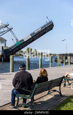 Mystic Connecticut ist ein kleines Dorf am Meer in Hollywood mit einer funktionierenden Zugbrücke, die Mystic River Bascule Bridge, die sich erhebt, um Boote passieren zu lassen Stockfoto