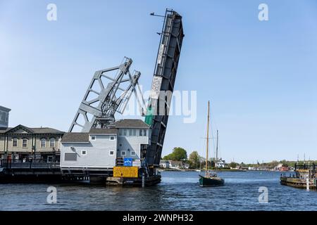 Mystic Connecticut ist ein kleines Dorf am Meer in Hollywood mit einer funktionierenden Zugbrücke, die Mystic River Bascule Bridge, die sich erhebt, um Boote passieren zu lassen Stockfoto