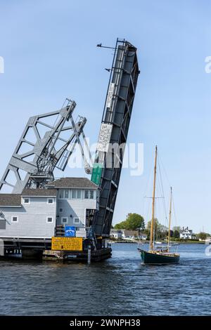 Mystic Connecticut ist ein kleines Dorf am Meer in Hollywood mit einer funktionierenden Zugbrücke, die Mystic River Bascule Bridge, die sich erhebt, um Boote passieren zu lassen Stockfoto