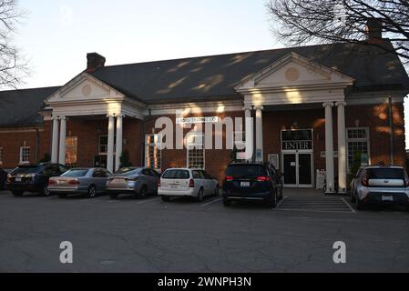 Die ehemalige Amtrack Seaboard Train Station und Gleisbahnsteige in Raleigh, North Carolina, wurden 1991 in einen Gartenladen und eine Gärtnerei umfunktioniert. Stockfoto