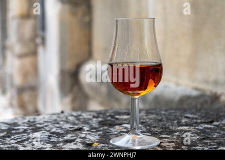 Verkostung von in Fässern gereiftem Cognac-Alkohol und Blick auf alte Straßen und Häuser in der Stadt Cognac, Grand Champagne, Charente, Destillat mit starken Spirituosen Stockfoto