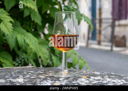 Verkostung von in Fässern gereiftem Cognac-Alkohol und Blick auf alte Straßen und Häuser in der Stadt Cognac, Grand Champagne, Charente, Destillat mit starken Spirituosen Stockfoto