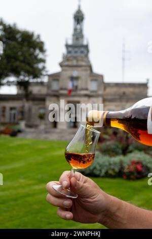 Verkostung von in Fässern gereiftem Cognac-Alkohol und Blick auf die alten Straßen und Häuser in der Stadt Cognac, Grande Champagne, Charente, starke Spirituosen Destilla Stockfoto