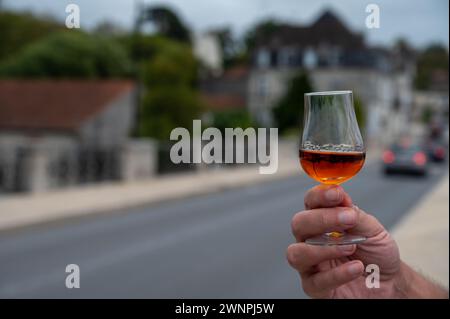 Verkostung von in Fässern gereiftem Cognac-Alkohol und Blick auf alte Straßen und Häuser in der Stadt Cognac, Grand Champagne, Charente, Destillat mit starken Spirituosen Stockfoto