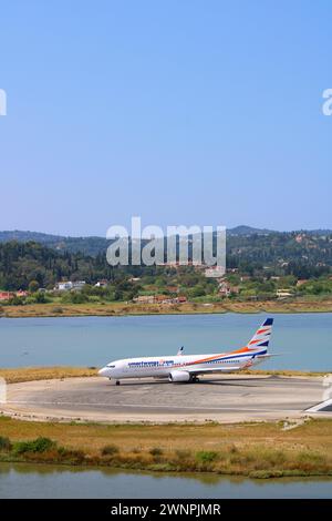 Smartwings Boeing 737-8Q8, OK-TVG Taxiing Ioannis Kapodistris Airport, Korfu, Griechenland Stockfoto