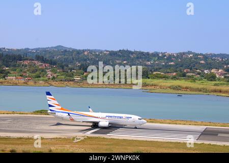 Smartwings Boeing 737-8Q8, OK-TVG Taxiing Ioannis Kapodistris Airport, Korfu, Griechenland Stockfoto