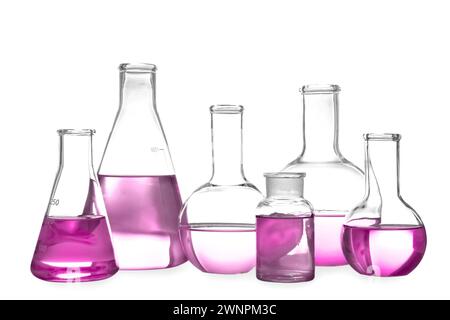 Laborglas mit rosafarbener Flüssigkeit, isoliert auf weiß Stockfoto