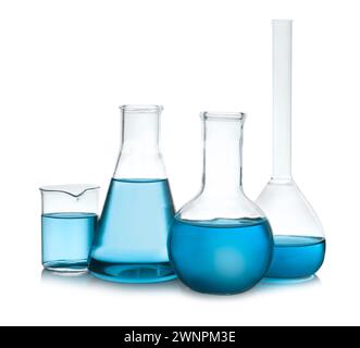 Laborglas mit blauer Flüssigkeit, isoliert auf weiß Stockfoto