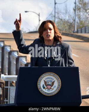 Tuscaloosa, Alabama, USA. März 2024. VIZEPRÄSIDENTIN KAMALA HARRIS hält während des 59. Jubiläums der Brücke in Selma, Alabama, am Sonntag, den 3. März 2024. Die Veranstaltung erinnert an den bürgerrechtsmarsch von Selma nach Montgomery im Jahr 1965, bekannt als Bloody Sunday. (Kreditbild: © Michael Palmer/ZUMA Press Wire) NUR REDAKTIONELLE VERWENDUNG! Nicht für kommerzielle ZWECKE! Quelle: ZUMA Press, Inc./Alamy Live News Stockfoto