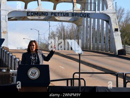 Tuscaloosa, Alabama, USA. März 2024. VIZEPRÄSIDENTIN KAMALA HARRIS hält während des 59. Jubiläums der Brücke in Selma, Alabama, am Sonntag, den 3. März 2024. Die Veranstaltung erinnert an den bürgerrechtsmarsch von Selma nach Montgomery im Jahr 1965, bekannt als Bloody Sunday. (Kreditbild: © Michael Palmer/ZUMA Press Wire) NUR REDAKTIONELLE VERWENDUNG! Nicht für kommerzielle ZWECKE! Quelle: ZUMA Press, Inc./Alamy Live News Stockfoto