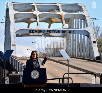 Tuscaloosa, Alabama, USA. März 2024. VIZEPRÄSIDENTIN KAMALA HARRIS hält während des 59. Jubiläums der Brücke in Selma, Alabama, am Sonntag, den 3. März 2024. Die Veranstaltung erinnert an den bürgerrechtsmarsch von Selma nach Montgomery im Jahr 1965, bekannt als Bloody Sunday. (Kreditbild: © Michael Palmer/ZUMA Press Wire) NUR REDAKTIONELLE VERWENDUNG! Nicht für kommerzielle ZWECKE! Quelle: ZUMA Press, Inc./Alamy Live News Stockfoto