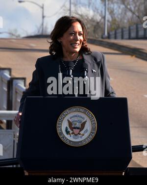 Tuscaloosa, Alabama, USA. März 2024. VIZEPRÄSIDENTIN KAMALA HARRIS hält während des 59. Jubiläums der Brücke in Selma, Alabama, am Sonntag, den 3. März 2024. Die Veranstaltung erinnert an den bürgerrechtsmarsch von Selma nach Montgomery im Jahr 1965, bekannt als Bloody Sunday. (Kreditbild: © Michael Palmer/ZUMA Press Wire) NUR REDAKTIONELLE VERWENDUNG! Nicht für kommerzielle ZWECKE! Quelle: ZUMA Press, Inc./Alamy Live News Stockfoto