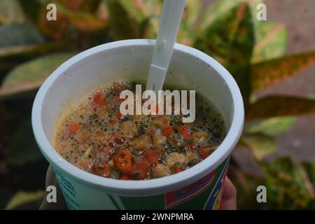 Nahaufnahme von Nudelsuppe in einem Becherbehälter, Instantnudeln Stockfoto