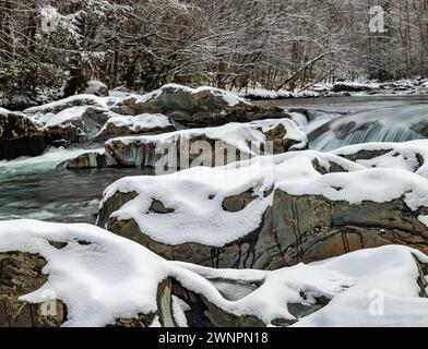 Eis und Schnee am Little Pigeon River im Great Smoky Mountains National Park Stockfoto