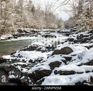 Eis und Schnee am Little Pigeon River im Great Smoky Mountains National Park Stockfoto