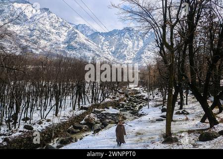 Srinagar, Indien. März 2024. März 2024, Srinagar, Indien : Blick auf die schneebedeckten Berge nach frischem Schneefall in Srinagar. Am 3. März 2024 In Srinagar, Indien. (Foto von Firdous Nazir/Eyepix Group) Credit: SIPA USA/Alamy Live News Stockfoto