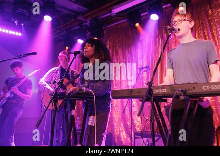 Harrison Jones, Samuel Goater, Jasmine Miller-Sauchella und Tom Lane von der Indie-Rock-Band Ugly traten live auf der Bühne im Community Room im Brudenell Social Club auf. Stockfoto