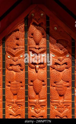 Details auf der Rückseite des Te Puawai o Te Arawa aus den 1870er Jahren, des Māori pātaka oder des erhöhten Lagerhauses im Auckland war Memorial Museum, Neuseeland Stockfoto