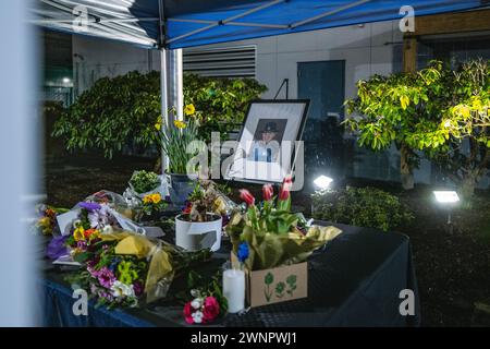 Marysville, Usa. März 2024. Blumen zieren das Denkmal für Trooper Christopher Gadd im Hauptquartier der Washington State Patrol in Marysville und dienen als ergreifende Hommage an sein Andenken. Die Kollision, die in der Nähe der 136th Street Northeast kurz vor 3 Uhr morgens stattfand, löste eine sofortige Reaktion der Sheriffs von Snohomish County aus. Der Soldat, genannt Christopher Gadd, im Alter von 27 Jahren, erlag tragischerweise seinen Verletzungen am Tatort. Gadd, der 2,5 Jahre bei der Staatspatrouille gedient hatte, war in Marysville stationiert. Quelle: SOPA Images Limited/Alamy Live News Stockfoto