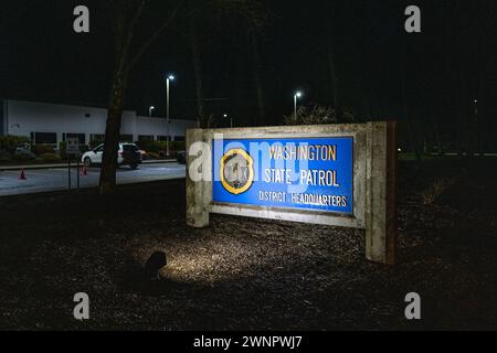 Unter den Blumen und Notizen hinterlassen Besucher persönliche Erinnerungsstücke und Erinnerungsstücke, die jeweils ihre eigene einzigartige Art zum Ausdruck bringen, Trooper Gadd's Opfer zu ehren und seiner Familie Trost zu bieten. Die Kollision, die in der Nähe der 136th Street Northeast kurz vor 3 Uhr morgens stattfand, löste eine sofortige Reaktion der Sheriffs von Snohomish County aus. Der Soldat, genannt Christopher Gadd, im Alter von 27 Jahren, erlag tragischerweise seinen Verletzungen am Tatort. Gadd, der 2,5 Jahre bei der Staatspatrouille gedient hatte, war in Marysville stationiert. Stockfoto