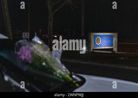 Marysville, Usa. März 2024. Blumen zieren das Denkmal für Trooper Christopher Gadd im Hauptquartier der Washington State Patrol in Marysville und dienen als ergreifende Hommage an sein Andenken. Die Kollision, die in der Nähe der 136th Street Northeast kurz vor 3 Uhr morgens stattfand, löste eine sofortige Reaktion der Sheriffs von Snohomish County aus. Der Soldat, genannt Christopher Gadd, im Alter von 27 Jahren, erlag tragischerweise seinen Verletzungen am Tatort. Gadd, der 2,5 Jahre bei der Staatspatrouille gedient hatte, war in Marysville stationiert. Quelle: SOPA Images Limited/Alamy Live News Stockfoto